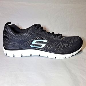 Skechers Skech-Knit Sneakers Women's 8.5 Black/White Relaxed-Fit Memory Foam